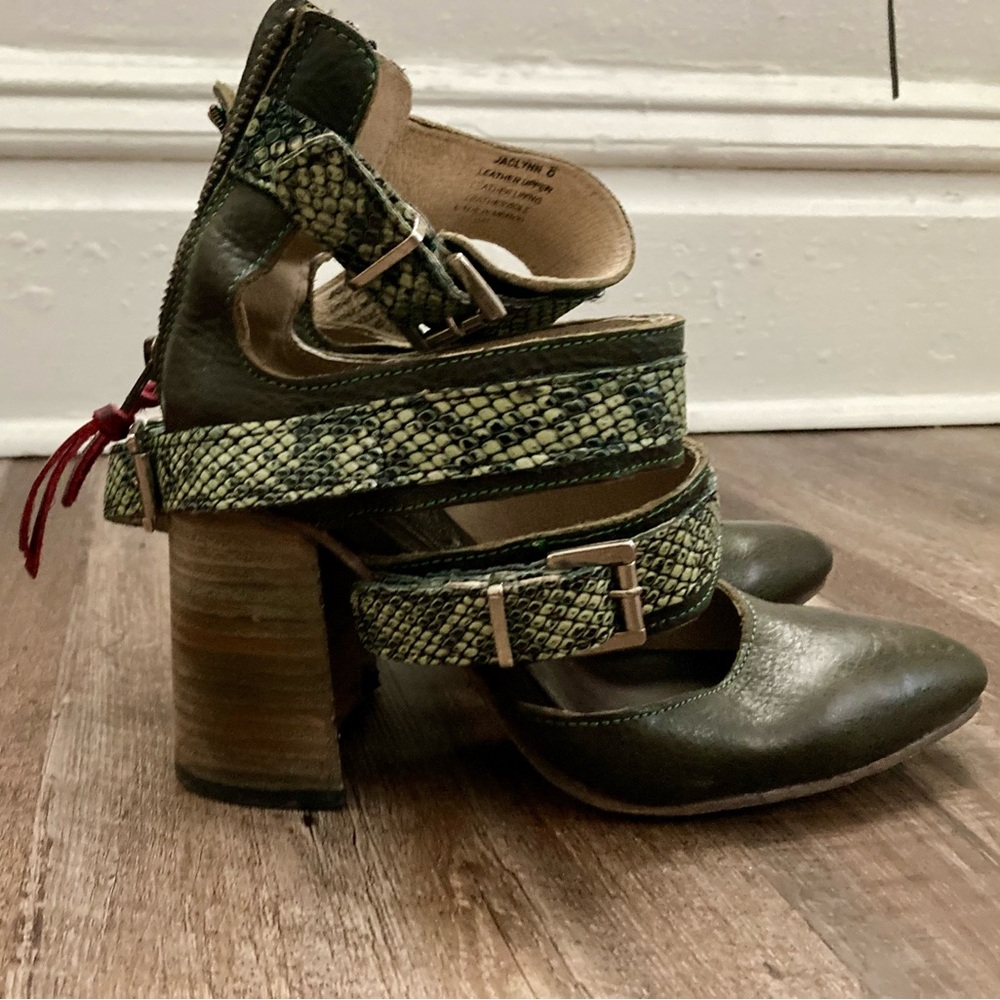 SUPER RARE Freebird green croc Jacklyn size 8.